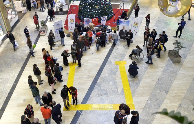 Göz Bandı Ve Beyaz Bastonla Yürüdüler