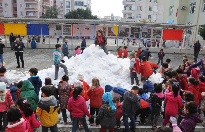 Sahil İlçesi Erdemli’de Minik Öğrencilerin ’Dökme Kar’ Eğlencesi