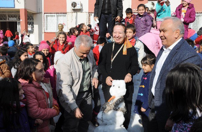 Sahil İlçesi Erdemli’de Minik Öğrencilerin ’Dökme Kar’ Eğlencesi