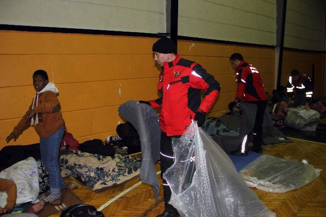 Fethiye’de Spor Salonuna Yerleştirilen Kaçak Göçmenlere Yardım Malzemeleri Dağıtıldı