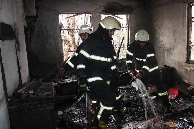 Akli Dengesi Bozuk Şahıs Suriyeli Kiracının Evini Ateşe Verdi