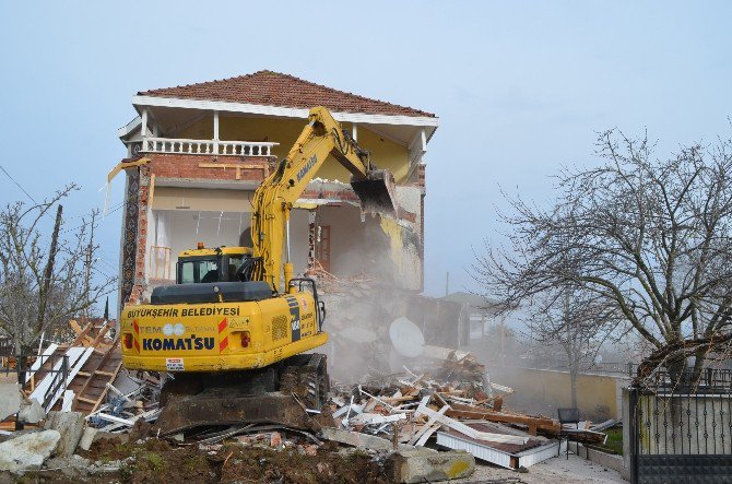 Deltada Villaların Yıkımına Başlandı