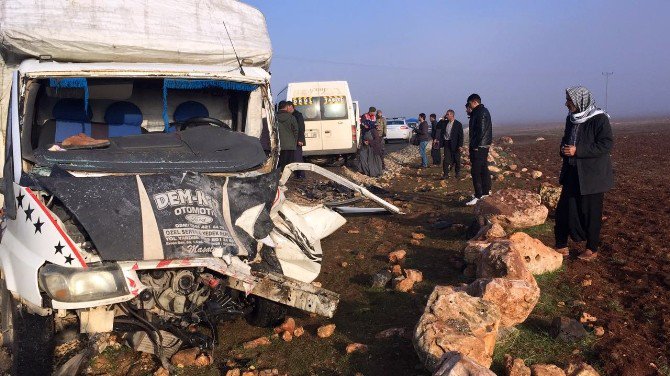 Öğrenci Servisi İle Kamyonet Çarpıştı: 9 Yaralı