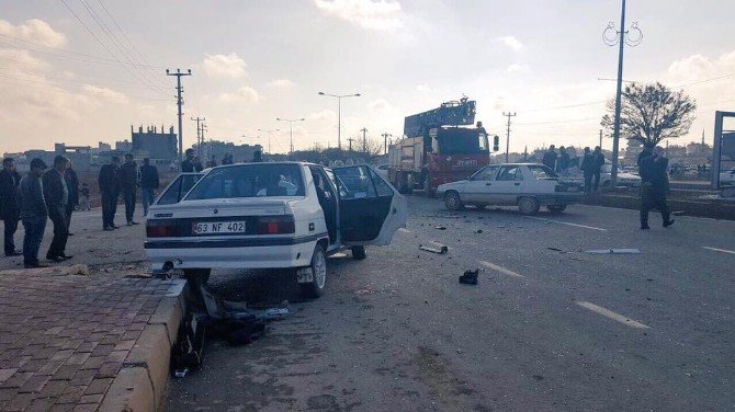 Trafik Kazasında 4 Kişi Araçta Sıkıştı