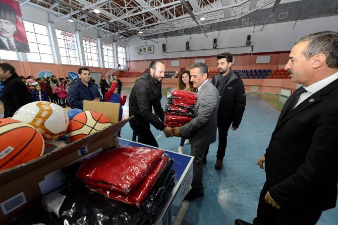 Tunceli’de Öğrencilere Spor Malzemesi Dağıtıldı