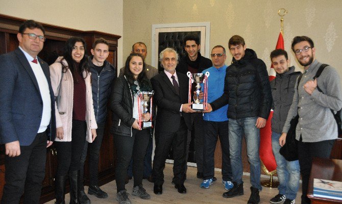 Yalova Üniversitesi Voleybolda Şampiyon