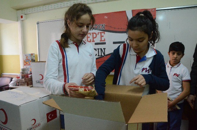 Kardeşlerinin İhtiyaçlarını Kendi Elleriyle Paketleyip Gönderdiler