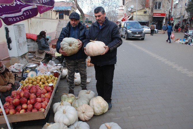 Yeni Yıl Kabakları Alıcı Bekliyor