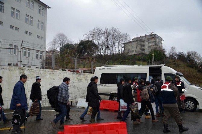 Zonguldak’ta 17 Kaçak Göçmen Yakalandı