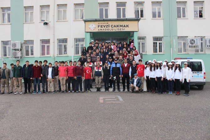 Öğrencilerden Polis Ve Jandarma Ekiplerine Anlamlı Gösteri