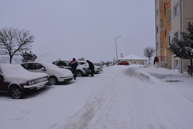 Dursunbey’de Kar Yağışı Hayatı Olumsuz Etkiledi