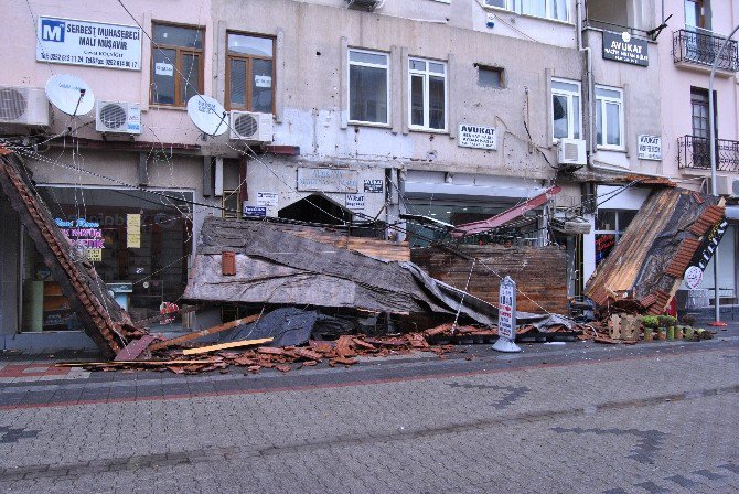 Fethiye’de Yağışa Dayanamayan Pergole Çöktü