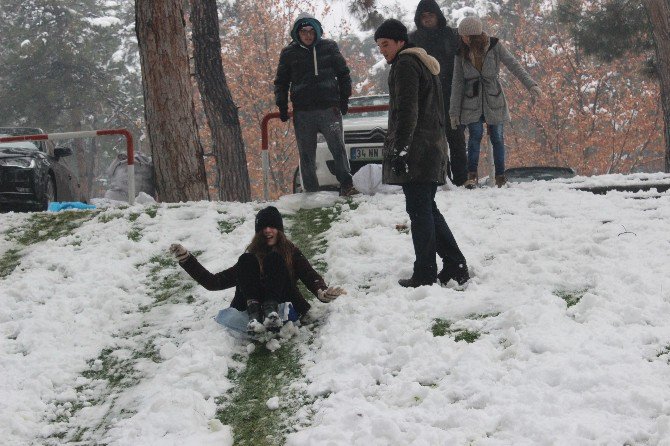 Kar Öğrencilere Eğlence Oldu