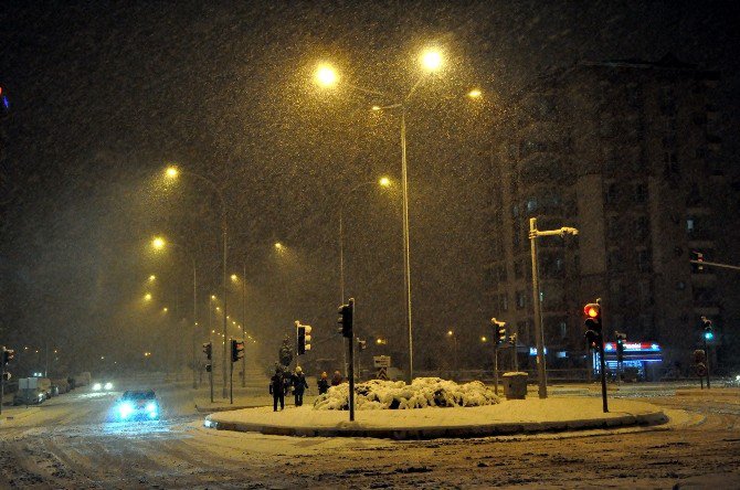 Uzun Bir Aradan Sonra Yağan Kar Uşak’ı Beyaza Bürüdü