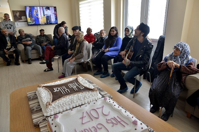 Gençlerden Vefa Dolu Yeni Yıl Kutlaması