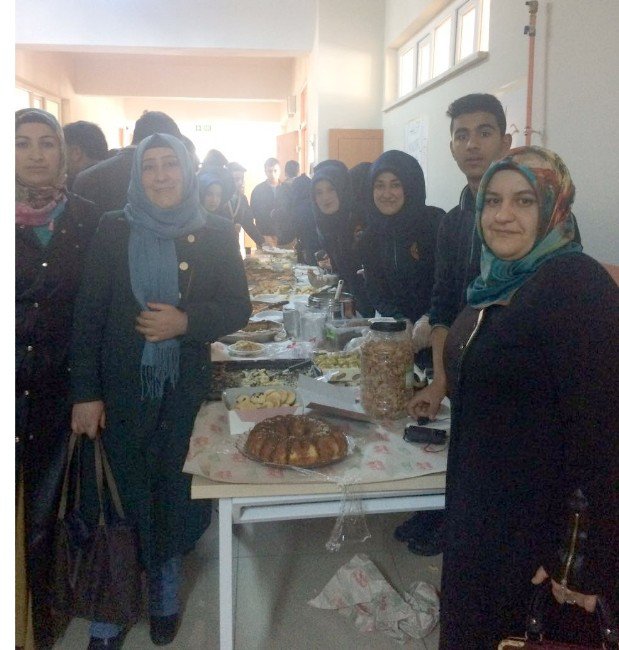 Gevaş İmam Hatip Lisesinden Halep İçin Kermes