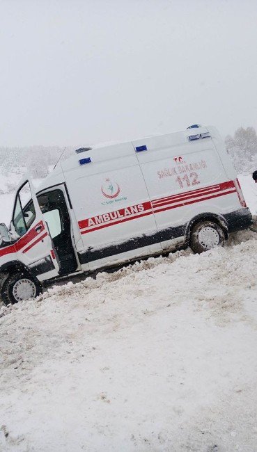 Hastaya Giden Ambulans Yoldan Çıktı, İmdadına Kamyoncu Yetişti