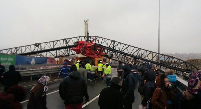 Rüzgarın Şiddetiyle Savrulan Vinç, Beton Pompasının Üzerine Devrildi