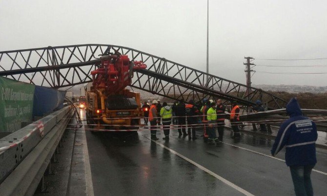 Rüzgarın Şiddetiyle Savrulan Vinç, Beton Pompasının Üzerine Devrildi