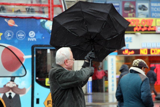 İstanbul’da Şiddetli Rüzgar Hayatı Olumsuz Etkiliyor