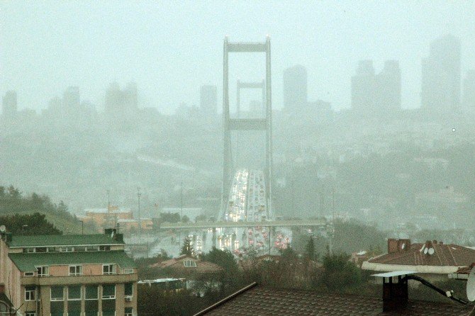 Yağmur Ve Rüzgar İstanbul Trafiğini Felç Etti