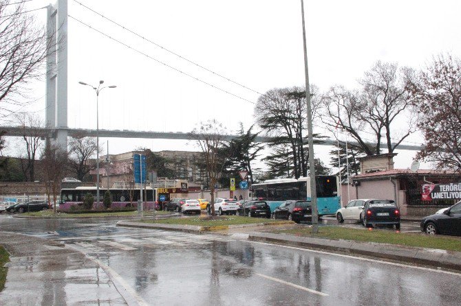 Yağmur Ve Rüzgar İstanbul Trafiğini Felç Etti