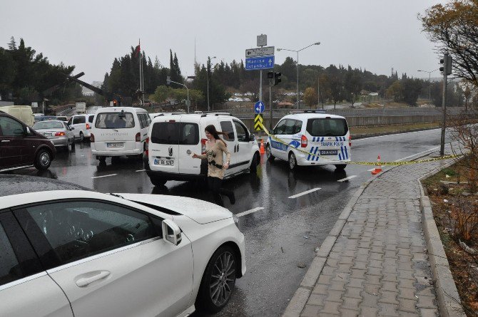 İzmir-manisa Yolu Kar Nedeniyle Trafiğe Kapatıldı