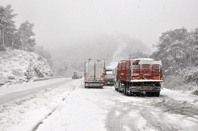 İzmir’de 200 Araç Mahsur Kaldı