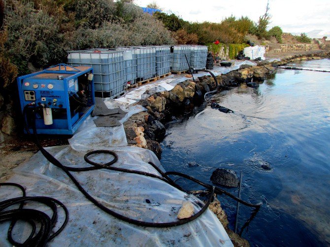 Çeşme’de Yakıt Kirliliğini Temizleme Çalışmaları 12. Gününde