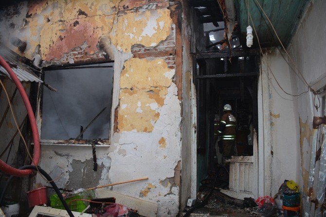 İzmir’de Alevler İki Evi Kül Etti