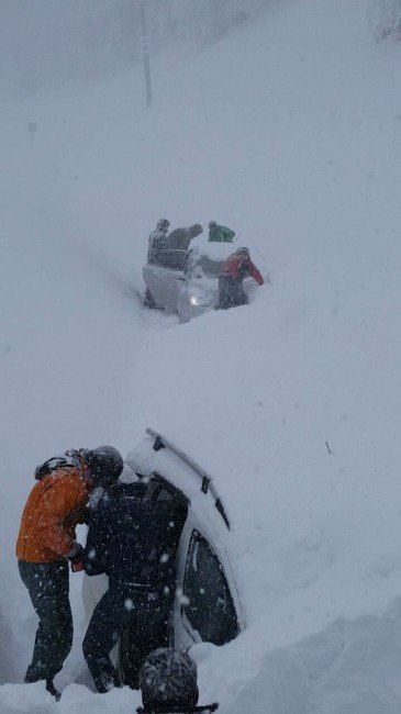 Yol Kenarındaki Kar Kütlesi, Araçların Üzerine Devrildi