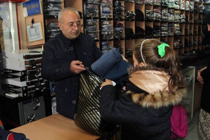 Cihanbeyli Gençlik Meclisinden Çocuklara Kışlık Kıyafet Yardımı