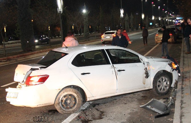 Makas Sonrası Gelen Kazada Yaralı Arkadaşını Otomobilde Bırakarak Kaçtı