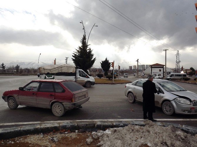 Şehir Mezarlığı Kavşağında Kaza: 2 Yaralı