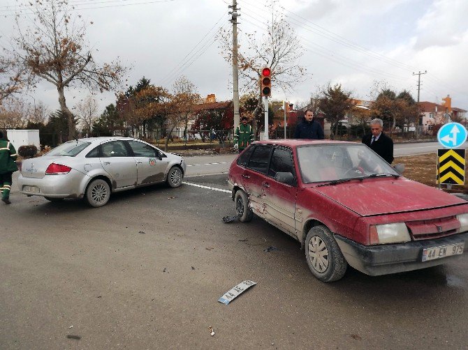 Şehir Mezarlığı Kavşağında Kaza: 2 Yaralı