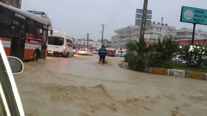 Sel Sularından Ambulansın Üzerine Çıkarak Korundular