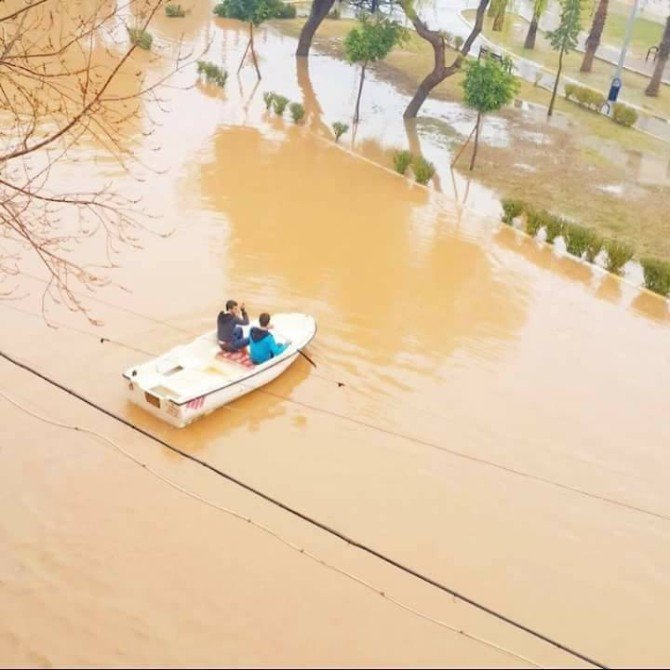 Mersin’de Yollar Göle Döndü, Vatandaşlar Kayıklarla Tur Attı