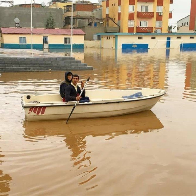 Mersin’de Yollar Göle Döndü, Vatandaşlar Kayıklarla Tur Attı