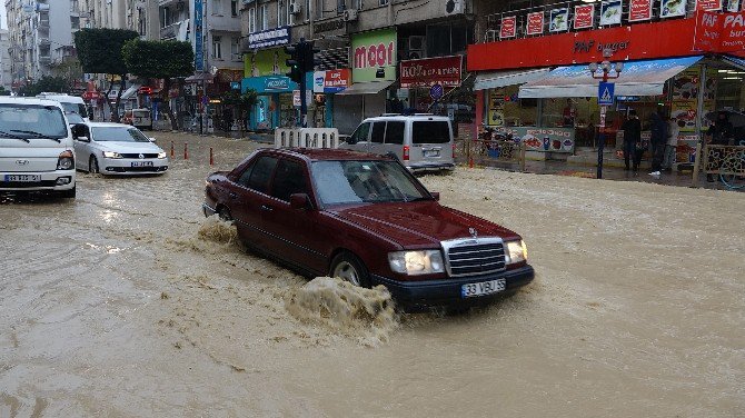 Mersin’de Sağanak Yağış Etkisini Kaybediyor