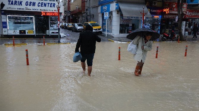 Mersin’de Sağanak Yağış Etkisini Kaybediyor