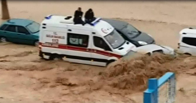 Sel Sularından Ambulansın Üzerine Çıkarak Korundular