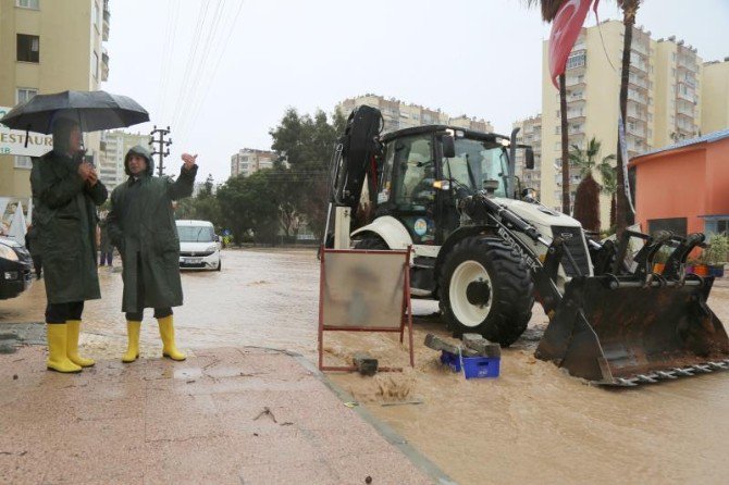 Mezitli Belediyesi, Selden Etkilenen Vatandaşların Yardımına Koşuyor