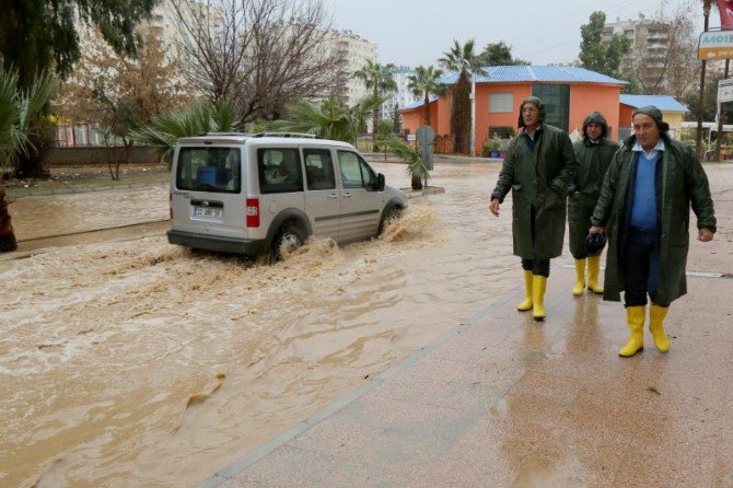 Mezitli Belediyesi, Selden Etkilenen Vatandaşların Yardımına Koşuyor