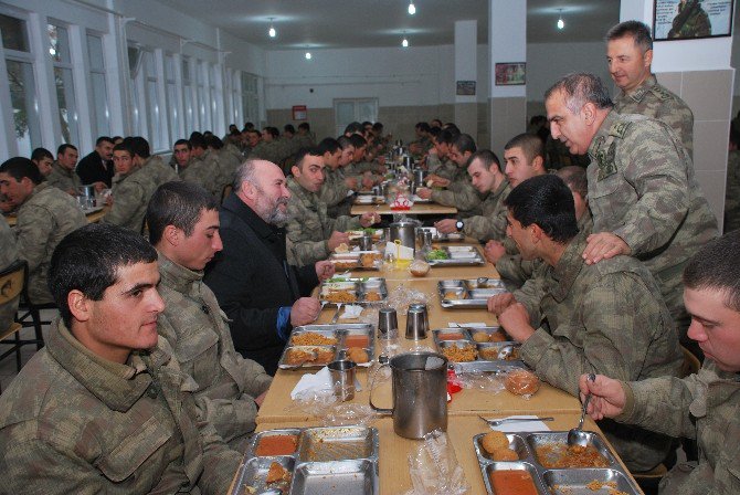 Dernek Temsilcileri Askerlerle Öğlen Yemeğinde Buluştu