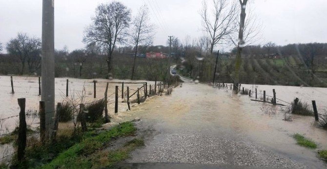 Aşırı Yağış Dereyi Taşırdı, Bağlantı Yolunu Kapandı