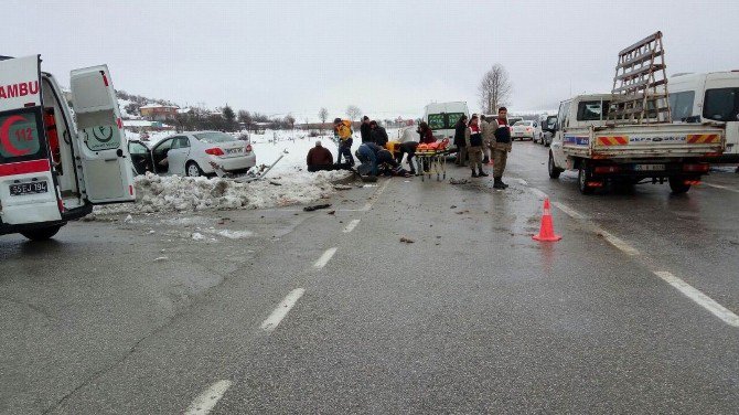 Samsun’da Otomobil İle Öğrenci Servis Minibüsü Çarpıştı: 13 Yaralı