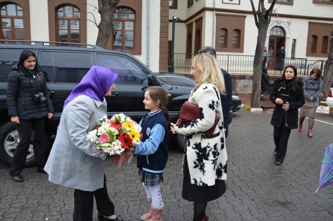 Vali Eşinden Şehit Ailelerine Ziyaret