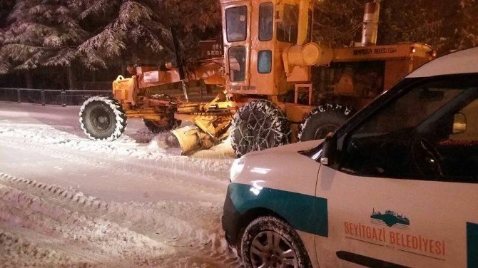 Seyitgazi Belediyesi Ekiplerinin Karla Mücadelesi