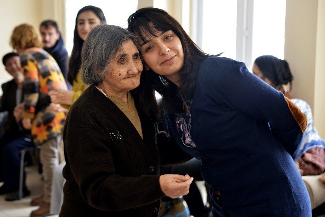 Gençlerden Vefa Dolu Yeni Yıl Kutlaması