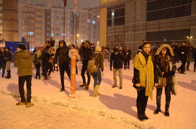 Üniversite Öğrencilerinin Kar Topu Savaşı Renkli Görüntülere Sahne Oldu